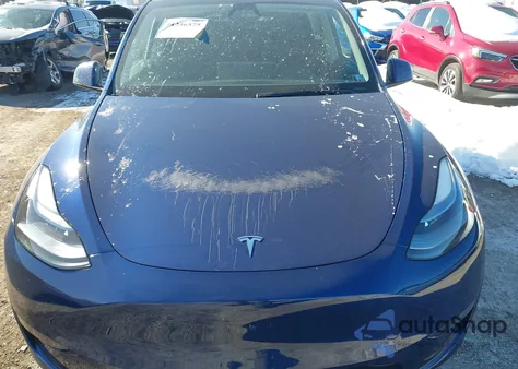 2024 Tesla Model Y Long Range Dual Motor All-Wheel Drive z USA, uszkodzony, nr VIN 7SAYGDEE5RF186050